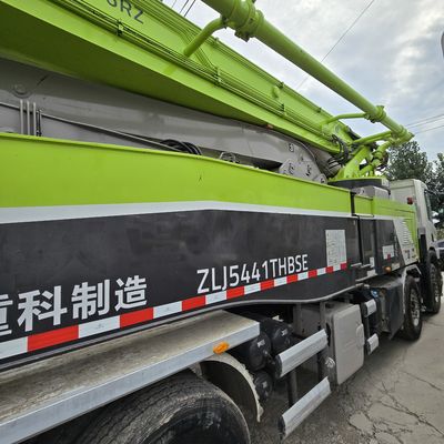 Front Lifting Style Sinotruk Chassis Pump Trucks Load Capacity 21-30t Seats ≤5