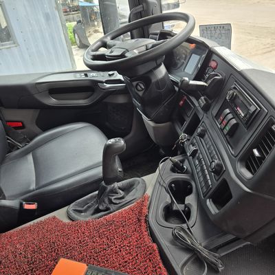 Front Lifting Style Sinotruk Chassis Pump Trucks Load Capacity 21-30t Seats ≤5