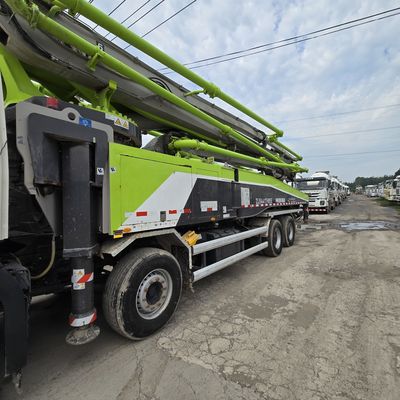 Front Lifting Style Sinotruk Chassis Pump Trucks Load Capacity 21-30t Seats ≤5