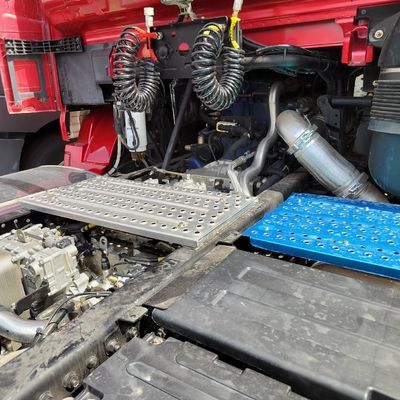 Middle Asia Shacman X5000 6X4 550HP Tractor Head Truck Gcc with and 6.8x2.5x3.8m Size
