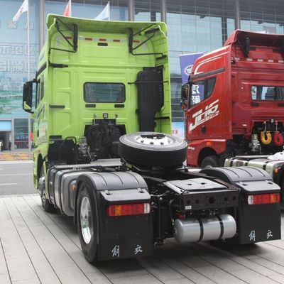Heavy Duty Tractor Trailer Towing Truck with 400L Fuel Tank and 351-450hp Horsepower