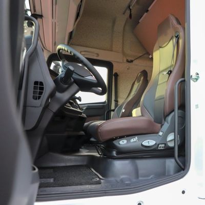 Heavy Duty Tractor Trailer Towing Truck with 400L Fuel Tank and 351-450hp Horsepower