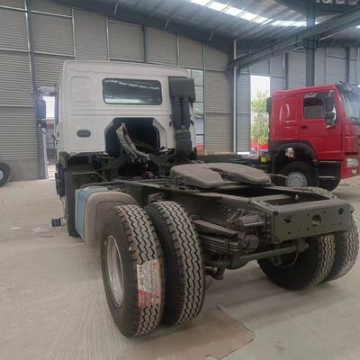 Sinotruk Haowo Light Tractor Trailer with Engine Capacity＞8L and ISO Certification