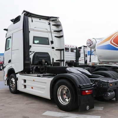 600L Fuel Tank Tractor Truck with Air Suspension Driver Seat and ＞8L Engine Capacity