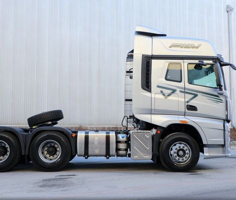 Euro 5 Heavy Duty Tractor Trailer with Air Suspension Seat and Carbon Steel Cargo Box