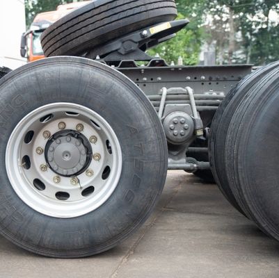 Heavy Duty Trailer Truck with Air Suspension Driver Seat and 6.8x2.5x3.8m Dimensions