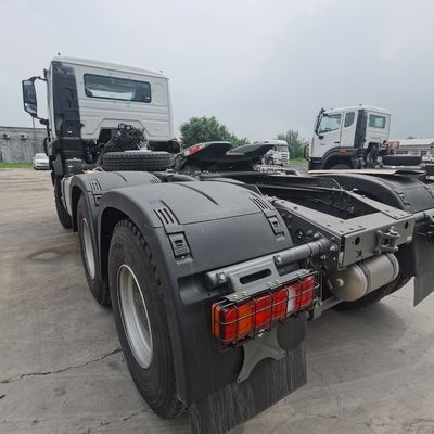 Spacious and Heavy Duty Sinotruck Vehicle for Towing Semi Trailer Horsepower 351-450hp