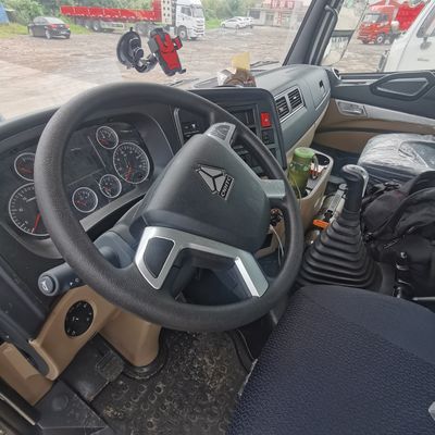 Spacious and Heavy Duty Sinotruck Vehicle for Towing Semi Trailer Horsepower 351-450hp