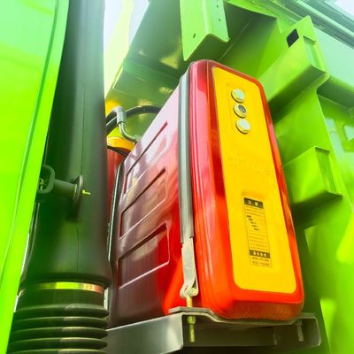 Sinotruk Chassis Delong M3000s Dump Truck with 2X12V/165ah Battery and Power Assistance