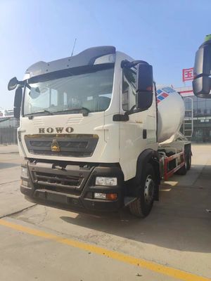 Sinotruk Chassis Hydraulic Power Steering Concrete Mixer with 8 Displacement and 400hp