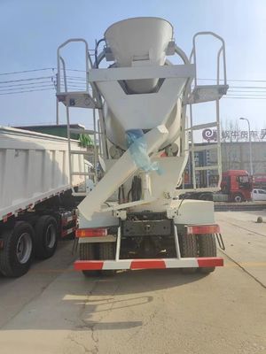 Sinotruk Chassis Hydraulic Power Steering Concrete Mixer with 8 Displacement and 400hp
