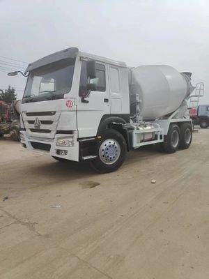 Customized Sinotruk Chassis Hydraulic Steering Mixer Truck with Power Assistance and Tyre