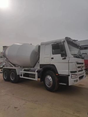 Customized Sinotruk Chassis Hydraulic Steering Mixer Truck with Power Assistance and Tyre