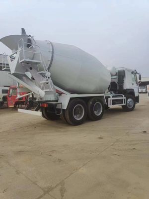 Customized Sinotruk Chassis Hydraulic Steering Mixer Truck with Power Assistance and Tyre