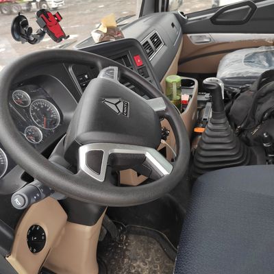 Second Hand Sinotruk Tractor Truck with Carbon Steel Cargo Box in Good Condition