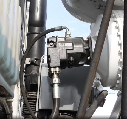 8 Displacement Hydraulic Steering Agitator Truck with Sinotruk Chassis and Tyres