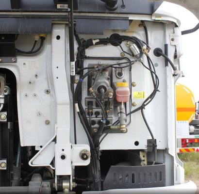 8x4 Drive Mode Sinotruk Chassis Cement Mixer with Hydraulic Steering and Power Assistance