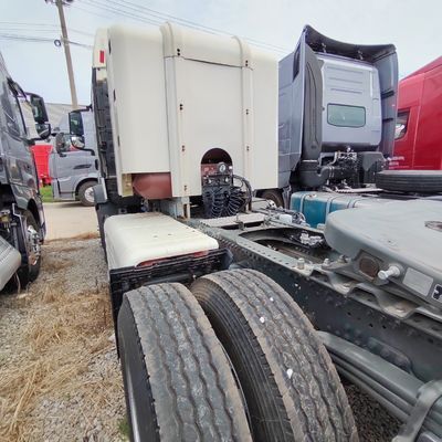 Sinotruk HOWO Cnl LNG Tractor Head for Towing Semi Trailer 6×4 Drive Wheel Performance