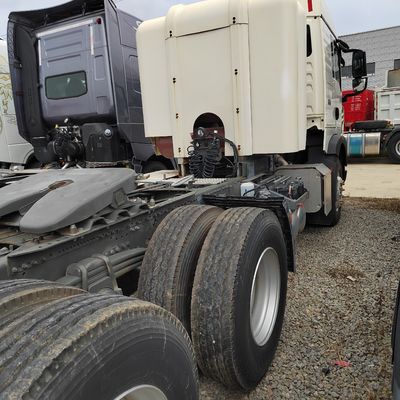336HP Sinotruk HOWO Cargo Transport Vehicle with ≤5 Seats and Affordable CNG/LNG