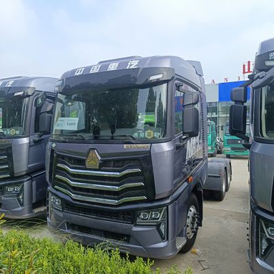 Front Lifting Style HOWO 6X4 LNG Automatic Transmission Traction Transport Truck with 1