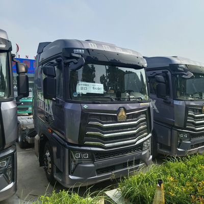 Front Lifting Style HOWO 6X4 LNG Automatic Transmission Traction Transport Truck with 1