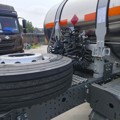 630HP Gas Tractor Transport Truck with Tyres and ISO Certification by Sinotruk Chassis
