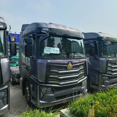 Customization 2024 Light HOWO LNG Gas Traction Truck 6 * 4/4 * 2/6 * 2 480HP to 700HP