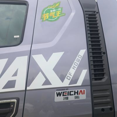 2024 HOWO Max LNG540HP Automatic Transmission Tractor Truck with Tubeless Tire Design
