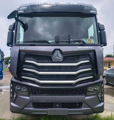 2024 Heavy Duty HOWO LNG Tractor Head Customized Design and Affordable Shipping Cost